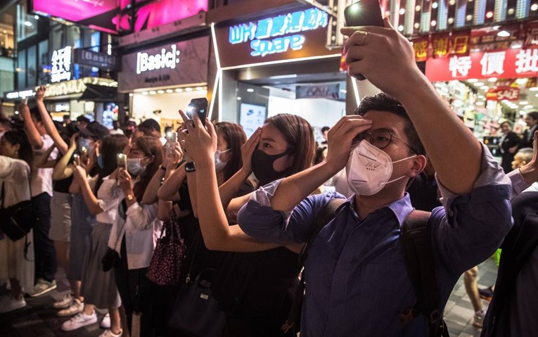 Prosvjednici u Hong Kongu primili se za ruke i napravili živi lanac oko grada